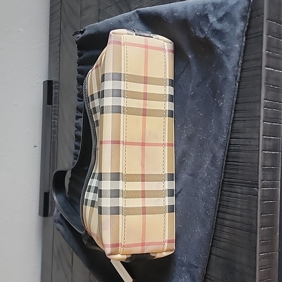 Burberry Beige/Black House Check PVC and Patent Leather Baguette Bag. Pre-Loved - Picture 3 of 6